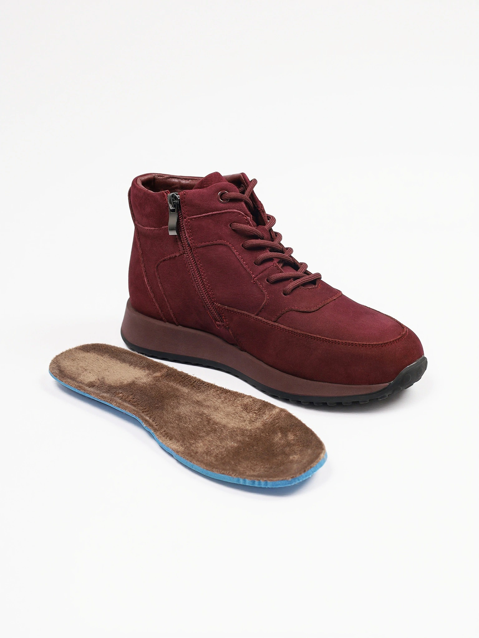 Ботинки бордового цвета на низкой рельефной подошве